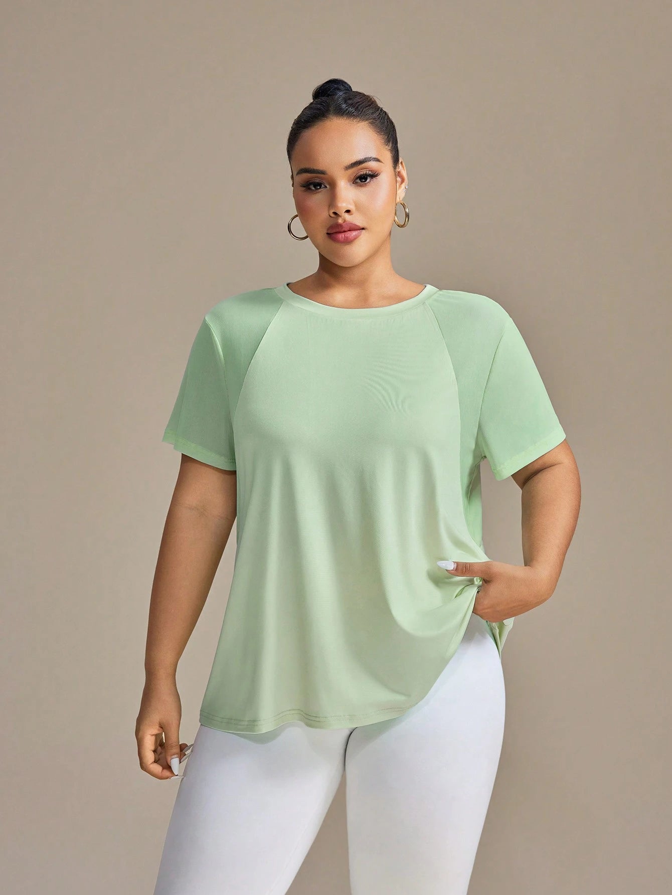 SHEIN Sport Gameset Camiseta Casual Ativa de Fitness de Manga Curta, Gola Redonda, Cor Sólida, Plus Size para Mulheres