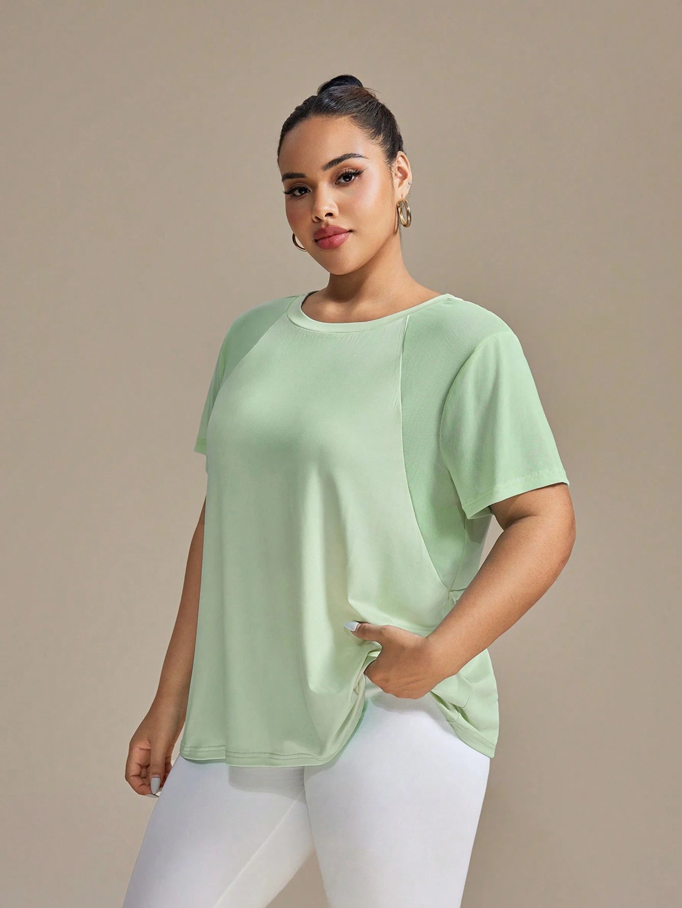 SHEIN Sport Gameset Camiseta Casual Ativa de Fitness de Manga Curta, Gola Redonda, Cor Sólida, Plus Size para Mulheres