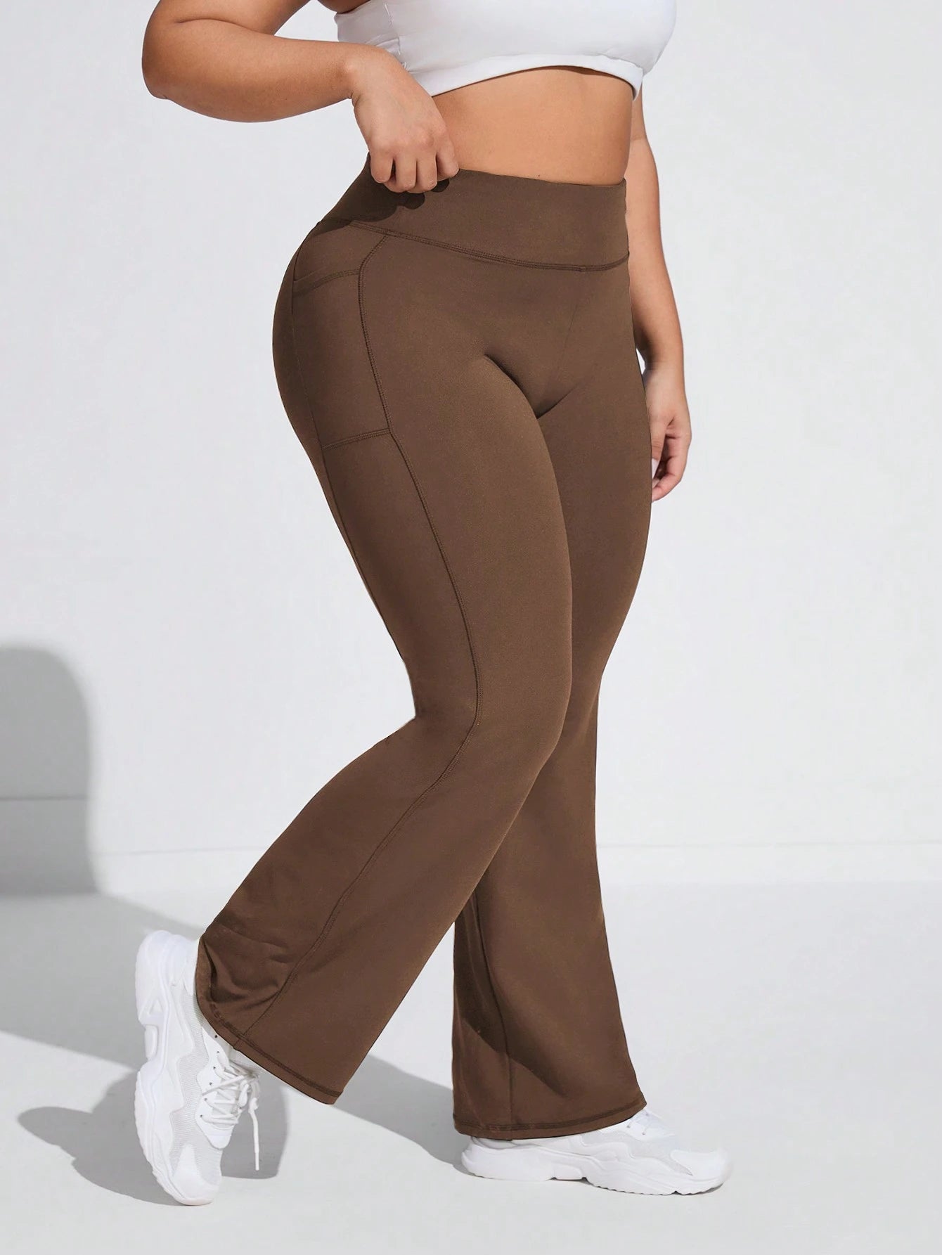 Calça de Moletom Plus Size com Cintura Média/Alta, Bolsos Laterais e Pernas Evasê